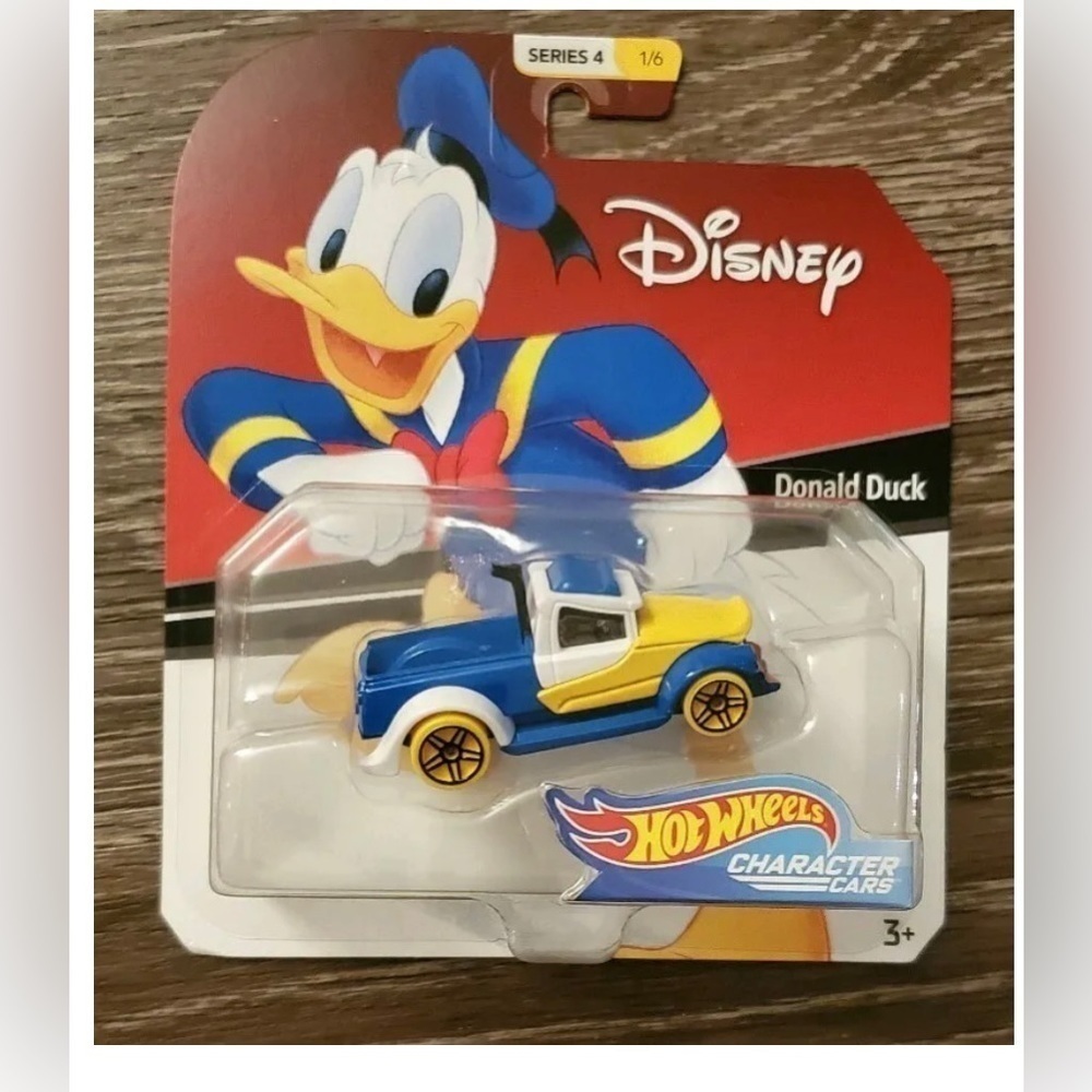 NWT Hot Wheels Disney Character Themed Donald Duck 1:64 Diecast Collectible Car